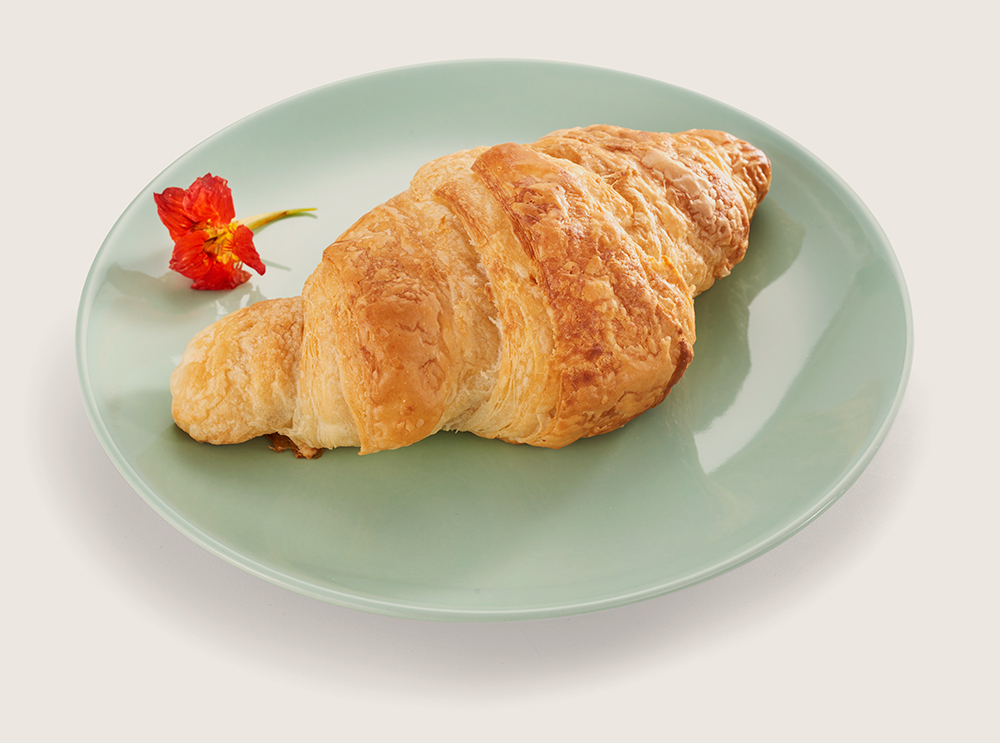 Croissant dourado servido em um prato